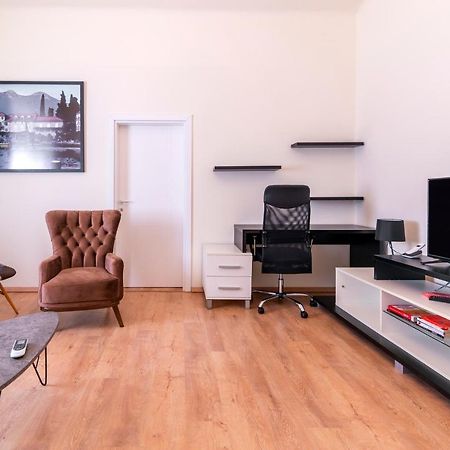 Jevrejska - Central Apartment With Free Parking Újvidék Kültér fotó