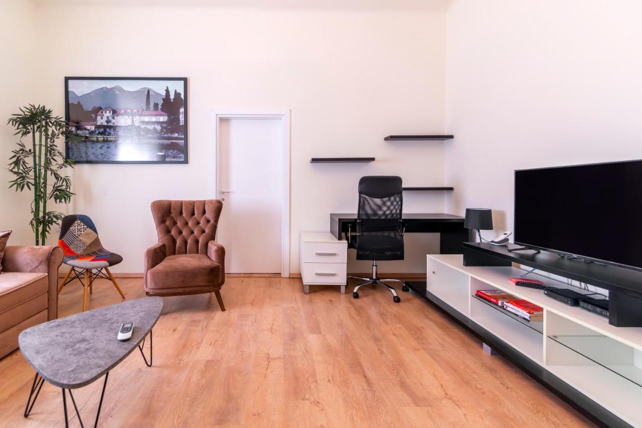 Jevrejska - Central Apartment With Free Parking Újvidék Kültér fotó